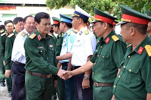 Une dédélégation du ministère de la Défense et d’autres services à Con Dao - ảnh 1